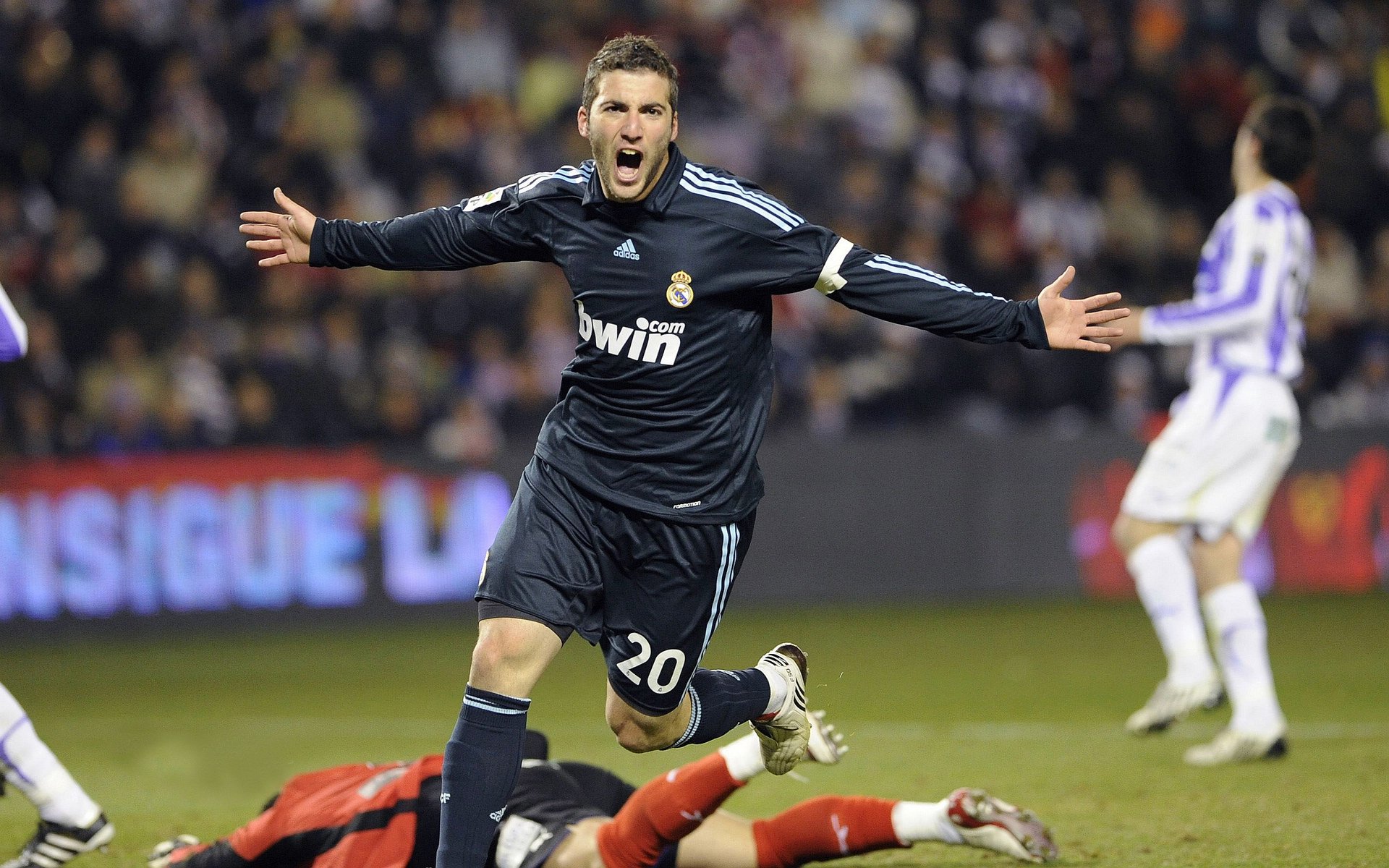 朱婷鼓励球迷现场为队伍加油，朱婷发文致谢